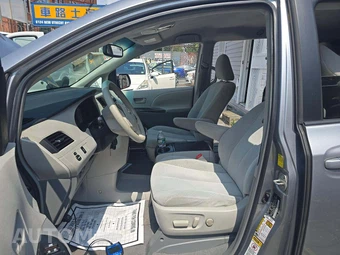 2011 Toyota Sienna LE 8-Passenger 119.3" WB - miniatura 6