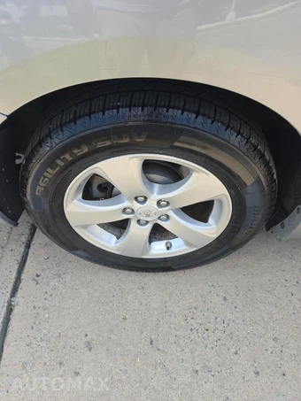 2011 Toyota Sienna LE 8-Passenger 119.3" WB - miniatura 10