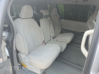 2011 Toyota Sienna LE 8-Passenger 119.3" WB - miniatura 16