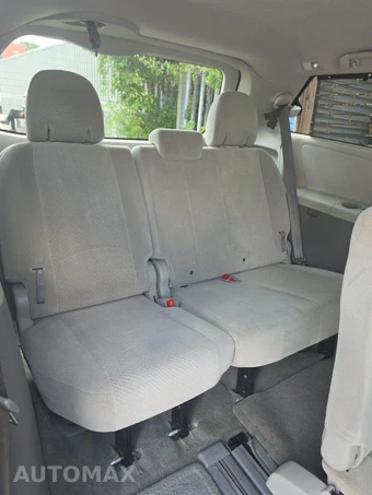2011 Toyota Sienna LE 8-Passenger 119.3" WB - miniatura 17