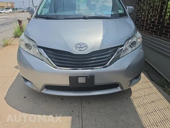 2011 Toyota Sienna LE 8-Passenger 119.3" WB - miniatura 2