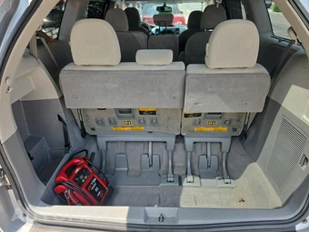 2011 Toyota Sienna LE 8-Passenger 119.3" WB - miniatura 20