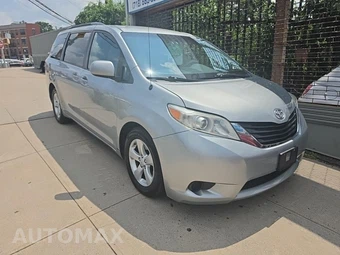 2011 Toyota Sienna LE 8-Passenger 119.3" WB - miniatura 3