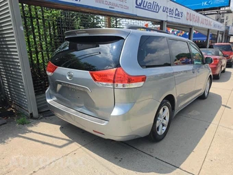 2011 Toyota Sienna LE 8-Passenger 119.3" WB - miniatura 4
