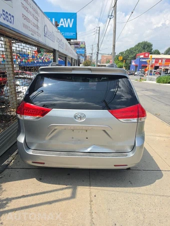 2011 Toyota Sienna LE 8-Passenger 119.3" WB - miniatura 5