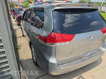 2011 Toyota Sienna LE 8-Passenger 119.3" WB - miniatura 6