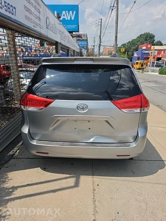 2011 Toyota Sienna LE 8-Passenger 119.3" WB - miniatura 7