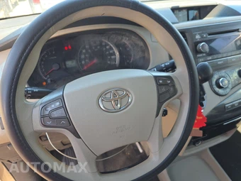 2011 Toyota Sienna LE 8-Passenger 119.3" WB - miniatura 10