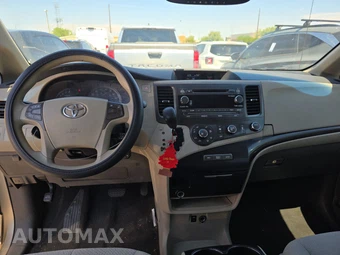 2011 Toyota Sienna LE 8-Passenger 119.3" WB - miniatura 11