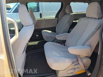 2011 Toyota Sienna LE 8-Passenger 119.3" WB - miniatura 13