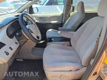 2011 Toyota Sienna LE 8-Passenger 119.3" WB - miniatura 7