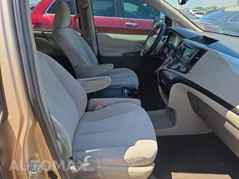 2011 Toyota Sienna LE 8-Passenger 119.3" WB - miniatura 8