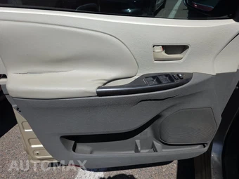 2011 Toyota Sienna LE 8-Passenger 119.3" WB - miniatura 9