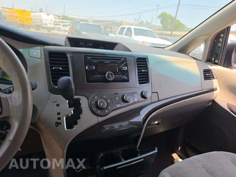 2011 Toyota Sienna LE 8-Passenger 119.3" WB - miniatura 10