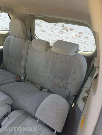 2011 Toyota Sienna LE 8-Passenger 119.3" WB - miniatura 14