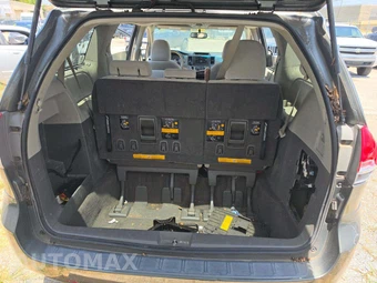 2011 Toyota Sienna LE 8-Passenger 119.3" WB - miniatura 15