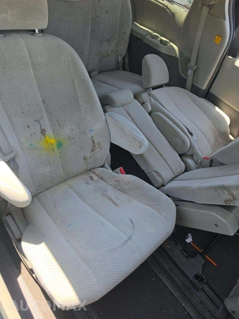 2011 Toyota Sienna LE 8-Passenger 119.3" WB - miniatura 17
