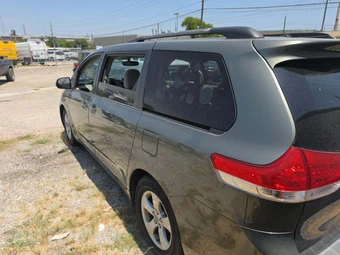 2011 Toyota Sienna LE 8-Passenger 119.3" WB - miniatura 2