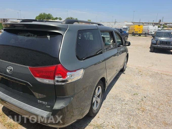 2011 Toyota Sienna LE 8-Passenger 119.3" WB - miniatura 3
