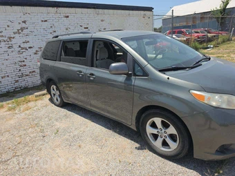 2011 Toyota Sienna LE 8-Passenger 119.3" WB - miniatura 4