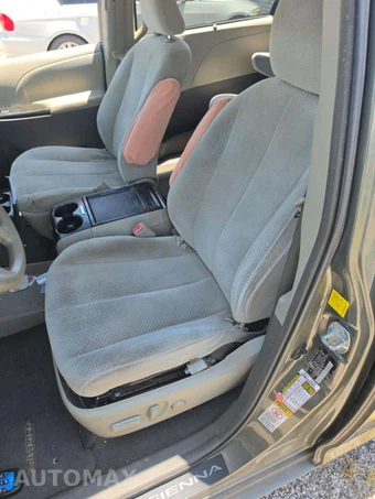 2011 Toyota Sienna LE 8-Passenger 119.3" WB - miniatura 6