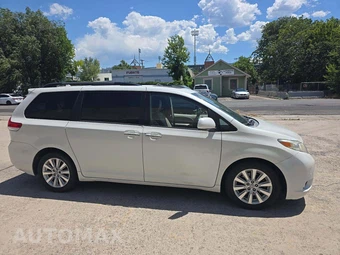 2011 Toyota Sienna Limited 7-Passenger 119.3" WB - miniatura 4