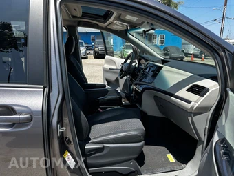 2011 Toyota Sienna SE 8-Passenger 119.3" WB - miniatura 12