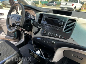 2011 Toyota Sienna SE 8-Passenger 119.3" WB - miniatura 13