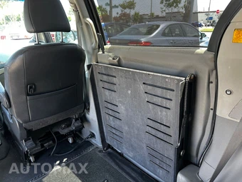 2011 Toyota Sienna SE 8-Passenger 119.3" WB - miniatura 17
