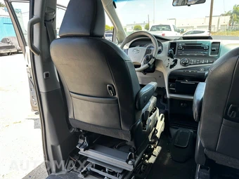 2011 Toyota Sienna SE 8-Passenger 119.3" WB - miniatura 18