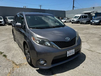 2011 Toyota Sienna SE 8-Passenger 119.3" WB - miniatura 2