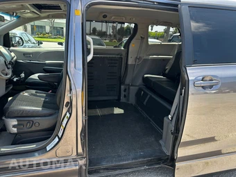 2011 Toyota Sienna SE 8-Passenger 119.3" WB - miniatura 6