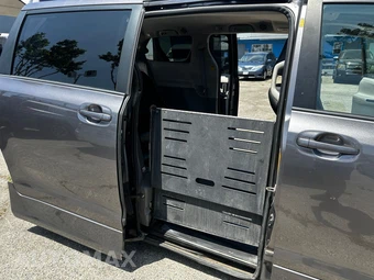 2011 Toyota Sienna SE 8-Passenger 119.3" WB - miniatura 8