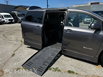 2011 Toyota Sienna SE 8-Passenger 119.3" WB - miniatura 9
