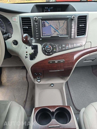 2011 Toyota Sienna XLE 8-Passenger 119.3" WB - miniatura 10
