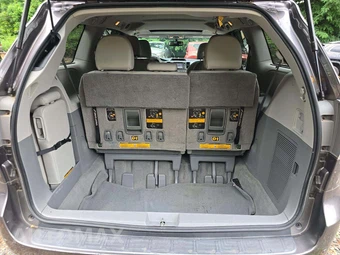 2011 Toyota Sienna XLE 8-Passenger 119.3" WB - miniatura 15