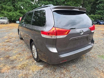 2011 Toyota Sienna XLE 8-Passenger 119.3" WB - miniatura 2