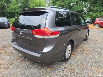 2011 Toyota Sienna XLE 8-Passenger 119.3" WB - miniatura 3
