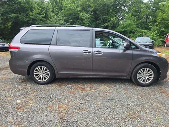 2011 Toyota Sienna XLE 8-Passenger 119.3" WB - miniatura 4