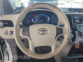 2011 Toyota Sienna XLE 8-Passenger 119.3" WB - miniatura 10