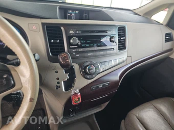 2011 Toyota Sienna XLE 8-Passenger 119.3" WB - miniatura 11