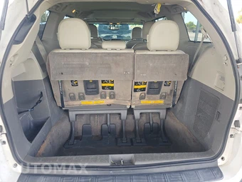 2011 Toyota Sienna XLE 8-Passenger 119.3" WB - miniatura 16
