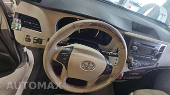 2011 Toyota Sienna XLE 8-Passenger 119.3" WB - miniatura 23