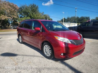 2011 Toyota Sienna XLE 8-Passenger 119.3" WB - miniatura 3