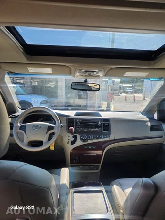 2011 Toyota Sienna XLE 8-Passenger 119.3" WB - miniatura 7