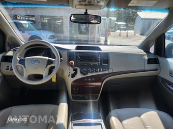 2011 Toyota Sienna XLE 8-Passenger 119.3" WB - miniatura 8