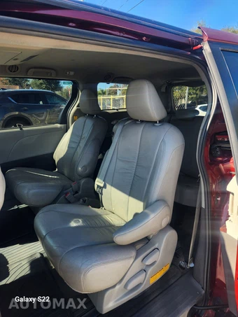2011 Toyota Sienna XLE 8-Passenger 119.3" WB - miniatura 9