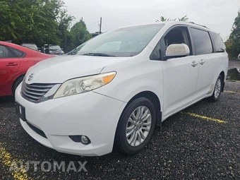 2011 Toyota Sienna XLE 8-Passenger 119.3" WB