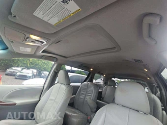 2011 Toyota Sienna XLE 8-Passenger 119.3" WB - miniatura 10