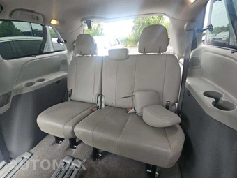 2011 Toyota Sienna XLE 8-Passenger 119.3" WB - miniatura 13